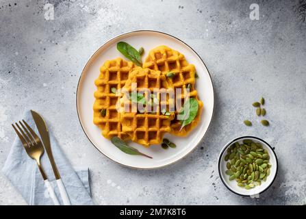 Gaufres sans gluten de citrouille sur une assiette blanche Banque D'Images