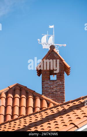 Girouette en forme de voilier au-dessus de la cheminée d'une maison à Punta del Este Banque D'Images