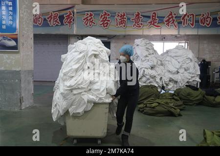 HOHHOT, CHINE - 10 JANVIER 2023 - les travailleurs d'un atelier de vêtements à Hohhot, section de passagers, lavent la literie à Hohhot, dans la région autonome de Mongolie intérieure Banque D'Images