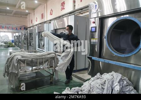 HOHHOT, CHINE - 10 JANVIER 2023 - les travailleurs d'un atelier de vêtements à Hohhot, section de passagers, lavent la literie à Hohhot, dans la région autonome de Mongolie intérieure Banque D'Images