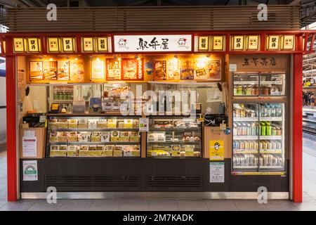 Japon, Honshu, Tokyo, Gare de Shinjuku, plate-forme Mini Store Banque D'Images