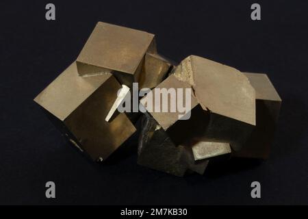 Roches et minéraux, cristaux de pyrite cubique, échantillon de laboratoire Banque D'Images