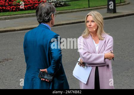 Robert Peston, journaliste, parle à Mary Nightinggale, présentatrice de nouvelles, ITV, à Downing Street, Londres, Angleterre, Royaume-Uni Banque D'Images