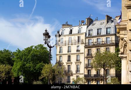 Vieux beaux bâtiments parisiens près du parc Buttes Chaumont dans le 19th arrondissement de Paris. Banque D'Images