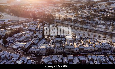Vue aérienne de la ville écossaise de Peebles, couverte de neige légère et de givre. La ville est sous un avertissement mét jaune pour la glace aujourd'hui, car les températures inférieures à zéro sont enregistrées. Crédit: Euan Cherry Banque D'Images