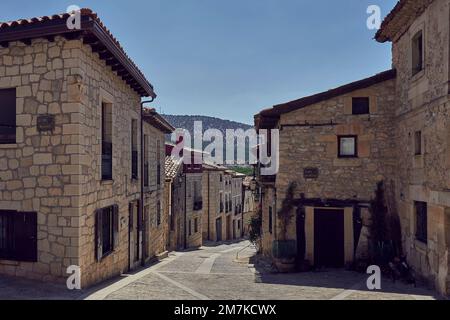 Village de Santo Domingo de Silos. Rue à santo Domingo de Silos . Dans la province de Burgos. Espagne Banque D'Images