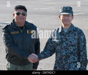 Omitama, Japon. 10th janvier 2023. Le général de division Ishimura Takahisa commandant de l'aile aérienne 7th, Hyakuri AB, serre la main avec le GP indien de la force aérienne, le capitaine Rohit Kapil(L), lors de l'arrivée de celemony pour la force aérienne indienne à la base aérienne d'Hyakuri dans la préfecture d'Ibaraki, au Japon, mardi, 10 janvier 2023. Photo par Keizo Mori/UPI crédit: UPI/Alay Live News Banque D'Images