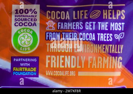 100% fournit de manière durable des informations sur le cacao cocococoalife sur le paquet de lait Orange Cadbury Dairy Banque D'Images