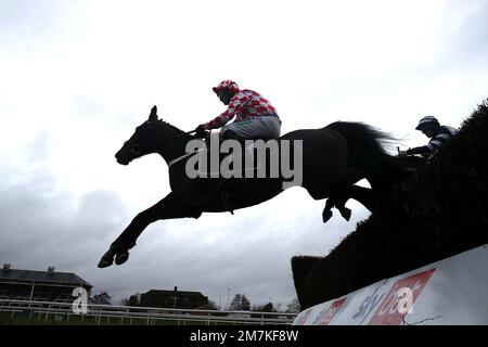 Bold Endeavour criblé par le jockey Nico de Boinville sur le chemin de gagner le Sky Bet novices Limited Handicap Chase pendant les courses de l'après-midi de Sky Bet à l'hippodrome de Doncaster. Date de la photo: Mardi 10 janvier 2023. Banque D'Images