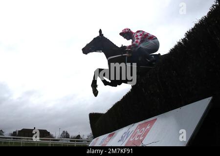 Bold Endeavour criblé par le jockey Nico de Boinville sur le chemin de gagner le Sky Bet novices Limited Handicap Chase pendant les courses de l'après-midi de Sky Bet à l'hippodrome de Doncaster. Date de la photo: Mardi 10 janvier 2023. Banque D'Images