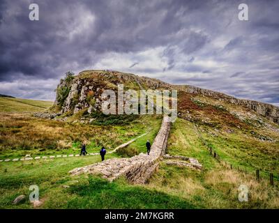 Les visiteurs qui marchent sur le mur de HadrianÕs au parc national de Northumberland Steel Rigg près de Haltwhistle entre Turret 39A et 39B à Peel Crags en direction de Banque D'Images