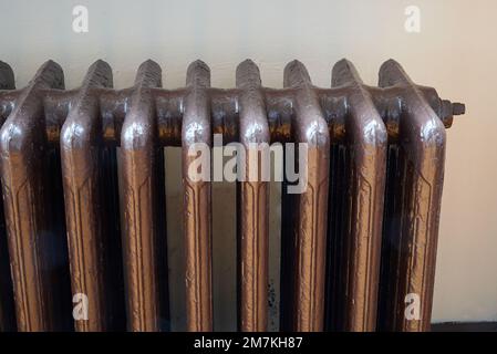 Radiateur en métal ancien et ancien en gros plan Banque D'Images