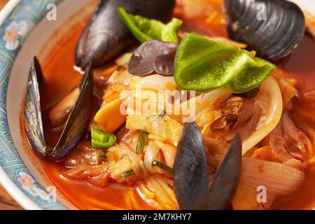 Soupe épicée de nouilles aux fruits de mer, jjamppong Banque D'Images