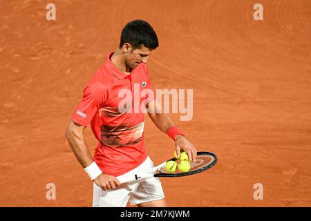 Novak Djokovic pendant la demi-finale de l'Open de France contre Rafael Nadal, tournoi de tennis du Grand Chelem sur 31 mai 2022 au stade Roland-Garros à Paris, Banque D'Images