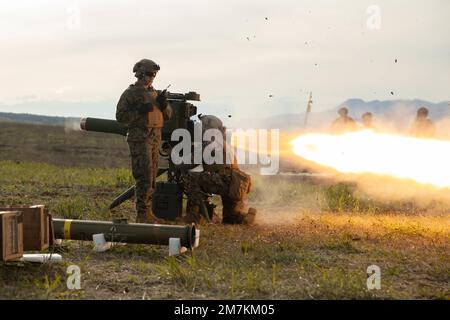 ÉTATS-UNIS Marines avec 1st Bataillon, 3D Marines, 3D Division marine tir un SYSTÈME DE MISSILES DE REMORQUAGE au Centre d'entraînement d'armes combinées, Camp Fuji, Japon, 10 mai 2022. Cet exercice a mis à l’épreuve et renforcé la capacité des Marines à mener des opérations distribuées, tout en démontrant leur volonté de sécuriser et de défendre rapidement les terrains clés afin de maintenir la sécurité régionale. 1/3 est déployé dans l'Indo-Pacifique sous 4th Marines dans le cadre du Programme de déploiement de l'unité. Banque D'Images