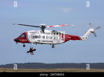 Sikorsky S-92A Helibus de HM Coastguard lors d'un exercice à l'aéroport de Caernafon au pays de Galles Banque D'Images