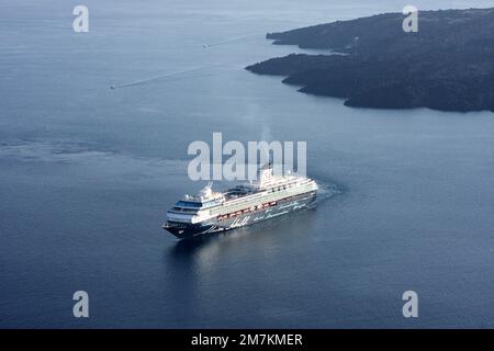 Croisière en ligne dans la caldeira à Santorin avec le volcan Nea Kameni à l'arrière Banque D'Images