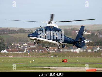 Le corps d'aviation de l'armée britannique Eurocopter AS 365N3 Dauphin quitte l'aéroport de Brighton City Banque D'Images