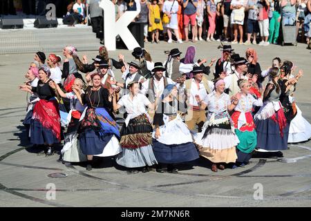 51st Festival Interceltique de Lorient (Bretagne nord-ouest de la France) : la Grande Parade sur 7 août 2022, avec danse celtique devant le Grand Théâtre Banque D'Images