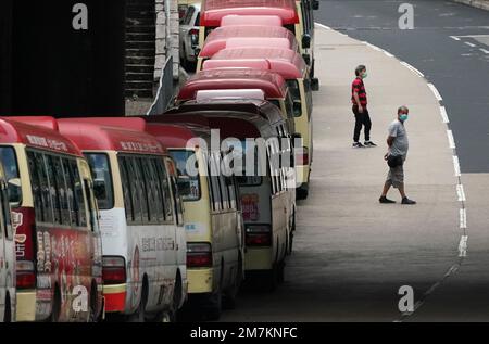 Une file d'attente de mini-bus rouge attendant les passagers à TSZ WAN Shan, où le quartier est devenu un point d'accès pour la « troisième vague » d'épidémies de coronavirus de cityHH. 07AUG20 SCMP / Felix Wong Banque D'Images