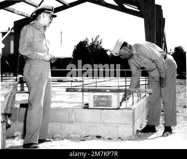 Cérémonie de pose de la pierre angulaire de la nouvelle chapelle du dépôt à l'annexe Barstow du dépôt des fournitures du corps des Marines, à San Francisco, le 2 septembre 1952. Le service a été dirigé par l'aumônier de la Marine américaine Warren L. Bost (à gauche), l'aumônier protestant de l'Annexe Barstow, le colonel de la Marine américaine Arthur J. Davis, commandant de l'Annexe Barstow établissant la pierre angulaire en place. Base : Barstow État : Californie (CA) pays : États-Unis d'Amérique (USA) Banque D'Images