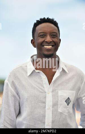 L'acteur et humoriste Ahmed Sylla posant lors de la séance photo du film "mère et fils" (Français: Un petit frère) à l'occasion du film de Cannes Fe Banque D'Images