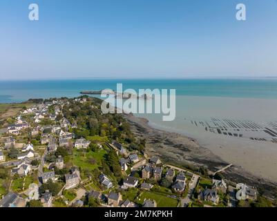 Cancale (Bretagne, Nord-Ouest de la France) : vue aérienne des maisons le long de la côte, des huître, de la mer et de la pointe de la chaine sur le le le Banque D'Images