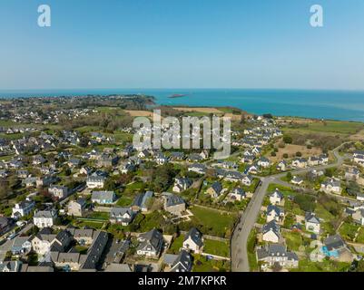 Cancale (Bretagne, Nord-Ouest de la France) : vue aérienne des maisons le long de la côte, de la mer et de la pointe du Grouin Banque D'Images