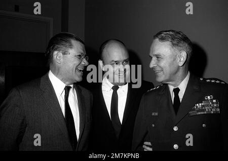 Le secrétaire à la Défense Robert S. McNamara, à gauche, s'entretient avec le représentant Melvin R. Laird (R-Wis) et GEN. Maxwell D. Taylor, États-Unis, Président, chefs d'ÉTAT-MAJOR interarmées, à droite, avant une réunion avec le Comité de la Chambre sur les crédits de défense au Capitole. Base: Washington État: District de Columbia (DC) pays: Etats-Unis d'Amérique (USA) Banque D'Images