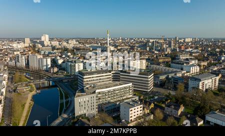 Rennes (Bretagne, Nord-Ouest de la France) : vue aérienne de la Vilaine et du bloc de la tour "tour Mabilais" dans le district d'Arsenal Redon, ancien Banque D'Images