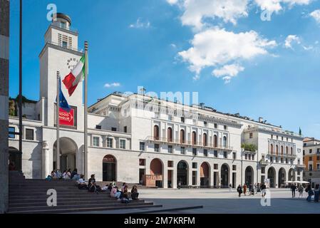 Piazza della Vittoria Brescia, vue en été des bâtiments flanquant le côté est du monumental espace civique fasciste italien (1932) à Brescia Banque D'Images