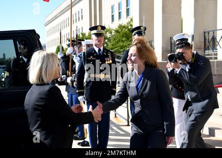 ÉTATS-UNIS La sous-secrétaire à la Défense, Mme Kathleen Hicks, accueille un cordon en pleine honneur des forces armées en l'honneur du ministre fédéral autrichien de la Défense, M. Klaudia Tanner, au Pentagone, à Arlington, en Virginie, au 10 mai 2022. Banque D'Images