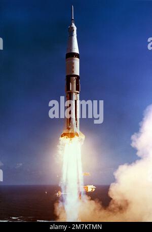 Un véhicule de lancement spatial Saturn 1B se lève du complexe de lancement 34 et transporte les astronautes d'Apollo 7 Walter M. Schirra Jr., Donn F. Eisele et Walter Cunningham. Base: Cape Kennedy État: Floride (FL) pays: États-Unis d'Amérique (USA) Banque D'Images