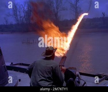 A ÉTATS-UNIS Le lanceur de flammes Navy ZIPPO est testé à partir d'un bateau de patrouille. Pays: Viet Nam (VNM) Banque D'Images