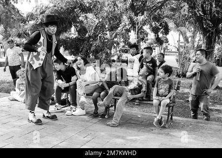 Clown divertir les enfants à la place principale à Tizimin, Yucatan, Mexique Banque D'Images