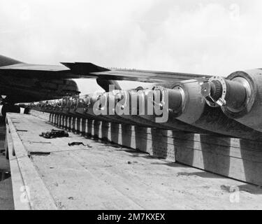 Des bombes alignées comme des préparations sont faites pour les opérations DE LINEBACKER au-dessus du nord du Vietnam. Objet opération/série : BASE DE LINEBACKER : base aérienne d'Andersen pays : Guam (GUM) Banque D'Images