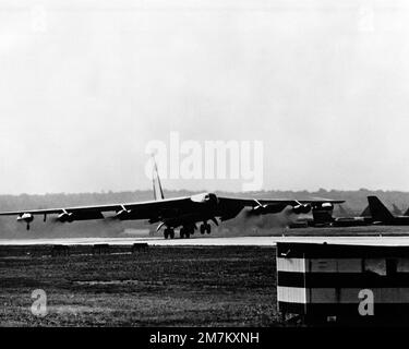 Vue avant droite d'un B-52D StratoFortress du Commandement aérien stratégique qui a pris son envol pour une mission au-dessus du nord du Vietnam pendant l'opération LINEBACKER. Objet opération/série : BASE DE LINEBACKER : base aérienne d'Andersen pays : Guam (GUM) Banque D'Images