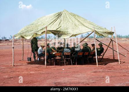 Les délégués de la Commission internationale de contrôle tiennent une réunion avant la libération des prisonniers de guerre. Base: LOC Ninh pays: Viet Nam (VNM) Banque D'Images