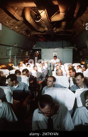 Vue intérieure d'un avion C-141 Starlifter en route vers la base aérienne de Clark, République des Philippines, avec des prisonniers de guerre récemment libérés. Pays: Viet Nam (VNM) Banque D'Images