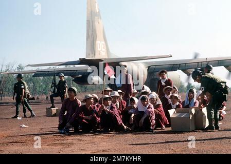 Les prisonniers de guerre du Viet Cong sont rassemblés dans un groupe avant leur libération. Base: LOC Ninh pays: Viet Nam (VNM) Banque D'Images