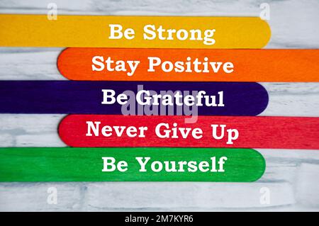 Texte de motivation sur des bâtons colorés - soyez fort, restez positif, être reconnaissant, ne jamais abandonner et être vous-même. Banque D'Images