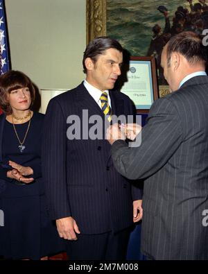 Le secrétaire à la Défense Melvin R. Laird, à droite, remet la Médaille de la fonction publique éminente du ministère de la Défense au secrétaire de la Marine John W. Warner lors d'une cérémonie au Pentagone. Warner a servi comme sous-secrétaire de la Marine de 11 février 1969, jusqu'à 4 mai 1972, quand il a pris ses fonctions actuelles. Sa femme est sur la gauche. Base: Arlington État: Virginia (va) pays: Etats-Unis d'Amérique (USA) Banque D'Images