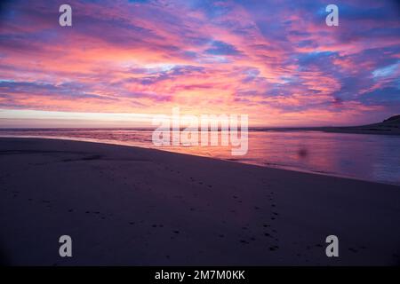 Lever de soleil sur la plage à Alnmouth Banque D'Images