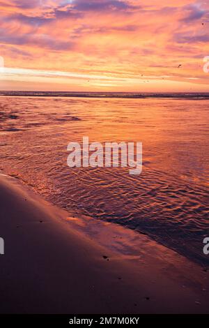 Lever de soleil sur la plage à Alnmouth Banque D'Images