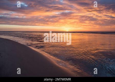 Lever de soleil sur la plage à Alnmouth Banque D'Images