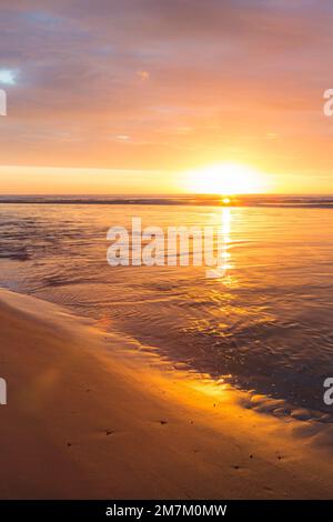 Lever de soleil sur la plage à Alnmouth Banque D'Images