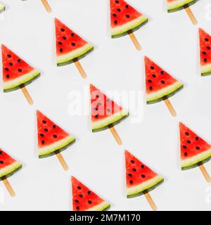 Définir un motif de fruits coloré de crème glacée à la pastèque fraîche sur fond blanc bâton. Vue de dessus. Pose à plat. Arrière-plan d'été. Banque D'Images