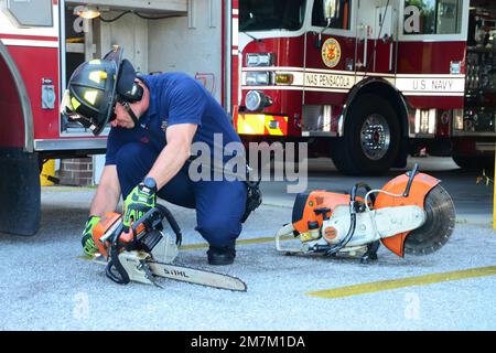 Christopher Overton, pompier et technicien médical d'urgence des services d'incendie et d'urgence de la côte du Golfe, effectue une inspection des outils de sauvetage pendant le changement de service à bord de la station aérienne navale (NAS) Pensacola, 10 mai 2022. Au cours de la dernière année, le Ministère a répondu à 1 194 urgences à bord de quatre installations distinctes et à 114 appels d'aide mutuelle dans la collectivité locale. ÉTATS-UNIS Navy photo par Joshua Cox Banque D'Images