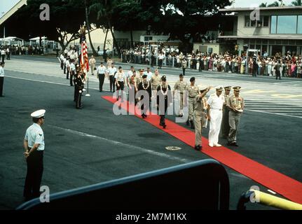 Après un bref arrêt de ravitaillement, le premier groupe de prisonniers de guerre libérés à Hanoi par le nord du Vietnam marchent sur le tapis rouge vers leur avion d'attente. Ils sont sous la direction de représentants du Commandement du Pacifique et de POW, États-Unis CPT de la Marine Jeremiah Andrew Denton, (capturé en 18 Jul65). Les prisonniers de guerre ont été acheminés de la base aérienne de Clark, aux Philippines, à la base aérienne de Travis, en Californie, pour ensuite être réunis avec leurs familles dans les États-Unis. Objet opération/série: BASE POUR PERSONNES À DOMICILE: Base aérienne de Hickam État: Hawaii (HI) pays: États-Unis d'Amérique (USA) Banque D'Images