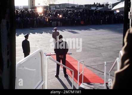 Libéré prisonnier de guerre, États-Unis Le CPT de la Marine Jeremiah Andrew Denton (capturé le 18 juillet 65) se tient derrière des microphones sur la ligne de vol et fait face à une phalange de bien-manier et de médias à son arrivée. CPT Denton a été dans le premier groupe libéré par le Nord vietnamien le 12 février 1973 à Hanoi. Objet opération/série : BASE POUR PERSONNES À DOMICILE : base aérienne de Travis État : Californie (CA) pays : États-Unis d'Amérique (USA) Banque D'Images